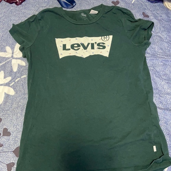 Selling a green Levi’s t-shirt  barely used still in good condition! - Picture 1 of 1